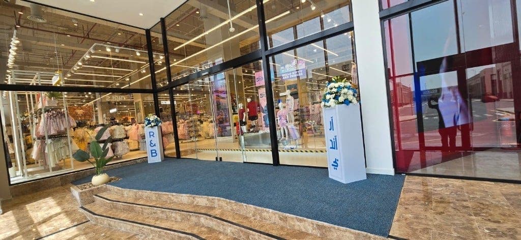 أعمدة افتتاح متجر آر آند بي